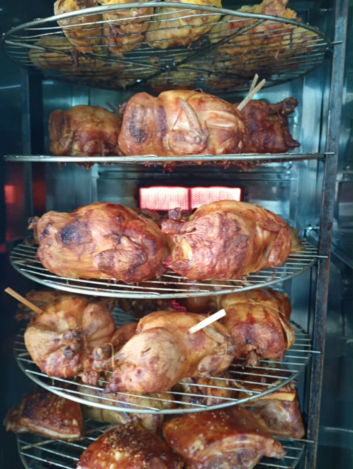 Forno cheio de frangos assados