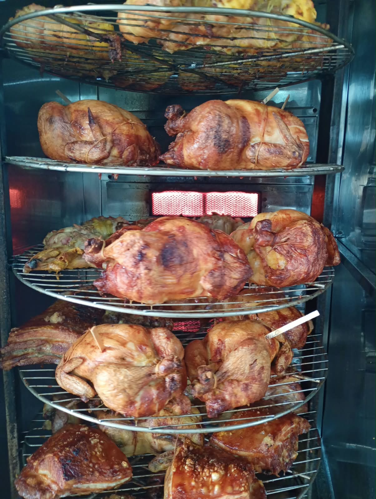 Frangos assados dourados no forno